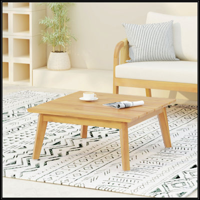 TABLE DE CAFÉ CROWNE avec conception ouverte et matériaux mixtes pour une utilisation intérieure et extérieure, parfaite pour recevoir et se détendre.
