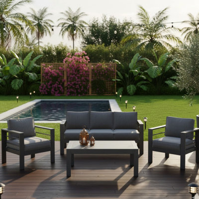 Mobilier de patio moderne en métal résistant aux intempéries, avec coussins épais gris, structure et plateau de table basse de 12,7 cm (5 pouces) aspect bois rouille, idéal pour les abords de la piscine et les espaces extérieurs.