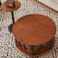 Table basse ronde avec porte en verre et rangement, placage de noyer, 31,5 po de diamètre