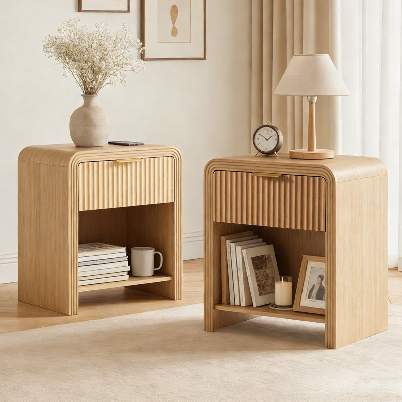 Table de chevet cannelée avec station de charge, table de bout en bois moderne avec tiroirs et tablette ouverte, profil courbé et poignées dorées, pour chambre à coucher, chêne naturel