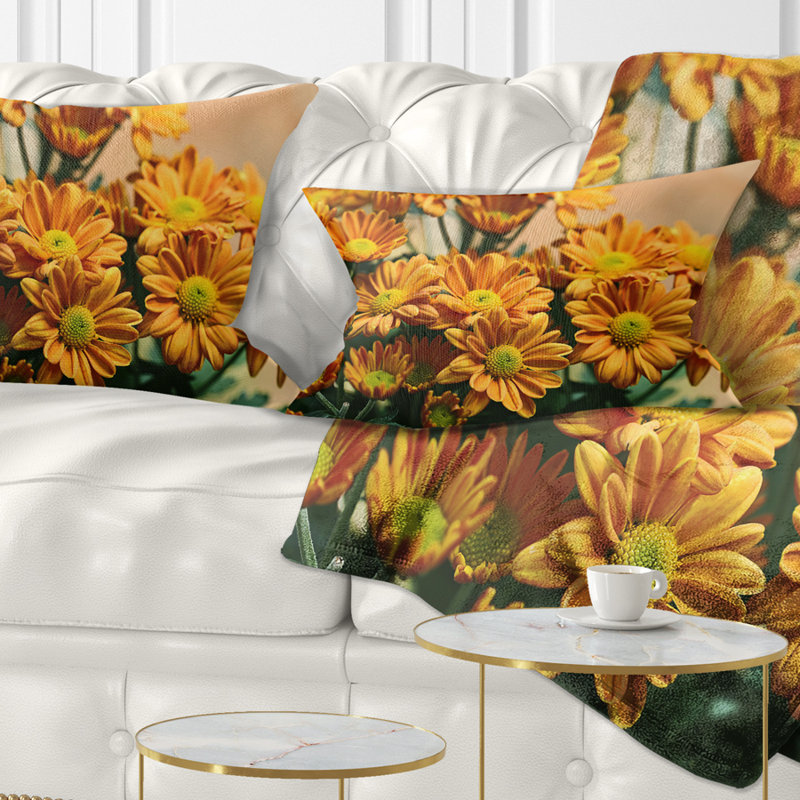 Fleurs jaune vif dans le jardin - Coussin décoratif à imprimé floral