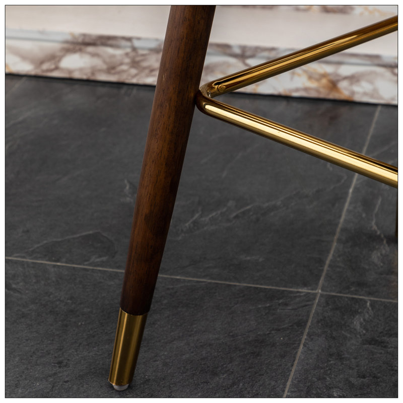 Ensemble de tabouret de comptoir élégant et confortable avec dossier capitonné et garniture cloutée, parfait pour toute cuisine ou bar.