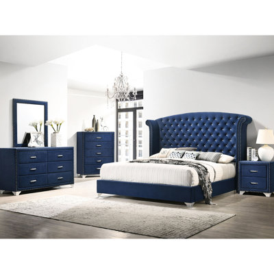 Chambre 4 pièces en bleu pacifique, lit tapissier avec tête de lit à oreilles, capitonnage à boutons, garniture cloutée sur le meuble, miroir bleu inclus, commode à 6 tiroirs, table de chevet et table de chevet assortie