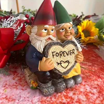 World of Wonders - Gnome & Forever - Adorable couple de gnomes peints à la main amoureux d'une tranche de bois en forme de cœur pour toujours en plein air