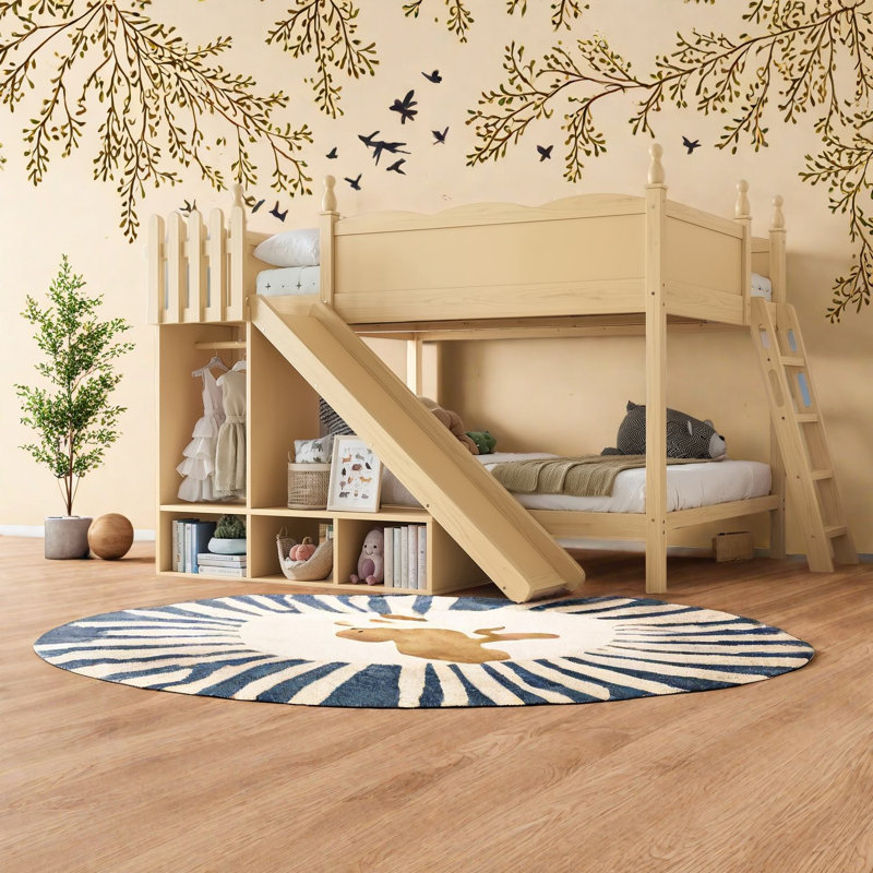 Lit double au dessus d'un lit double avec tablettes coulissantes et de rangement, maison moderne en bois massif naturel