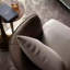 Chaise en similicuir avec structure en pin