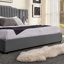 Très grand lit plateforme tapissier avec table de chevet intégrée, tête de lit à rayures verticales et éclairage réglable pour les chambres à coucher modernes.-805043289-805043293