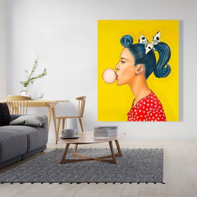 Femme rétro avec une belle queue de cheval - décor de toile bleue de salon