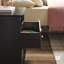  Table de chevet Modern Farmhouse EZ avec tiroir ouvert pour rangement dans la chambre à coucher