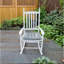 Chaise berçante blanche en bois avec siège large et accoudoirs-338041348