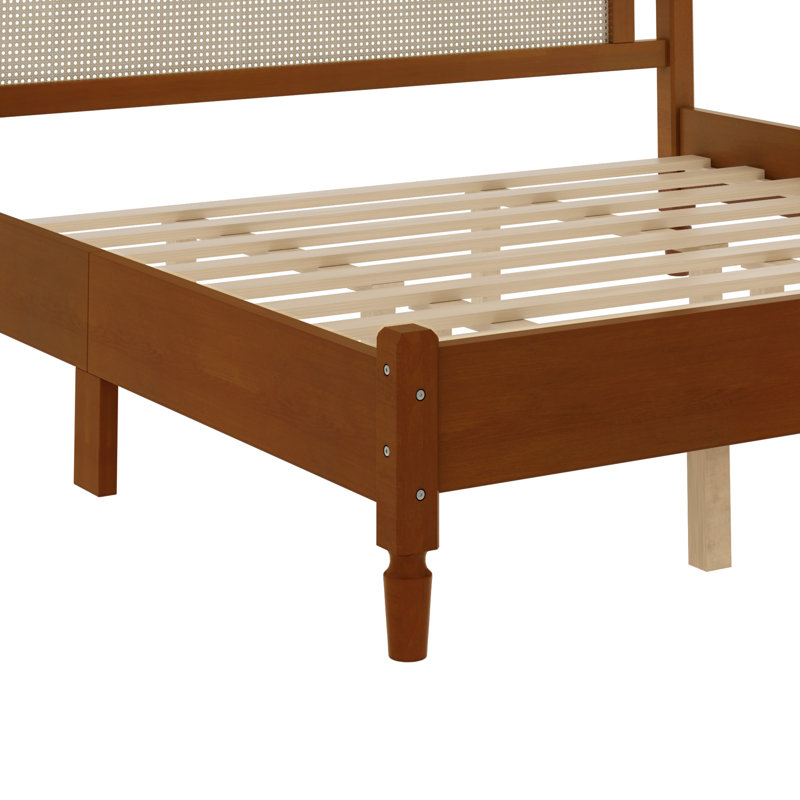 Très grand lit avec tête de lit en rotin, structure en bois aggloméré, chambre à coucher moderne