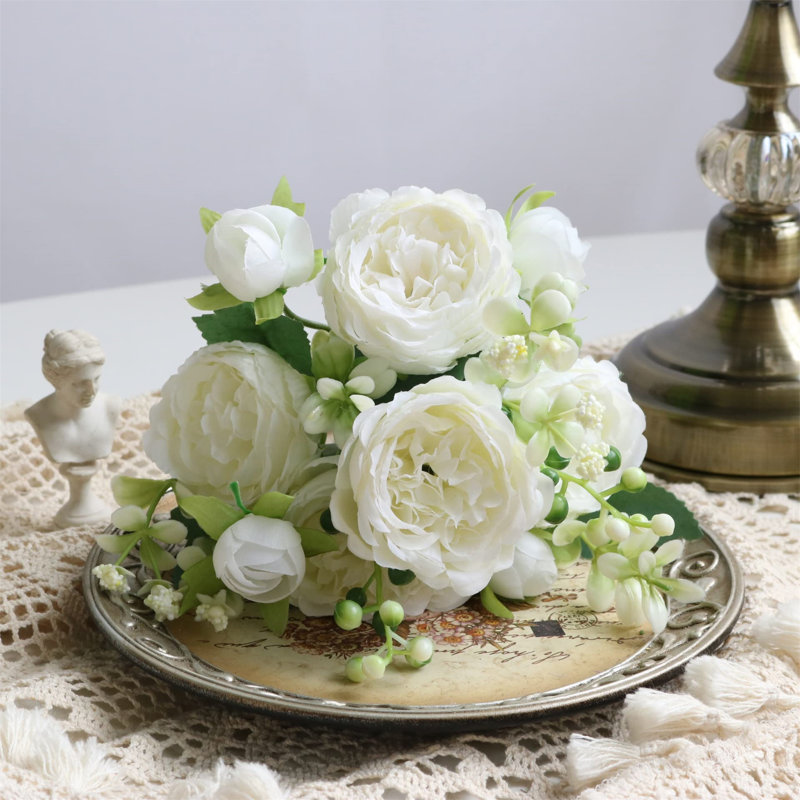 Arrangement, White