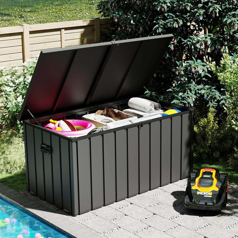 Coffre de terrasse en métal imperméable de 200 gallons avec couvercle verrouillable, système de levage hydraulique, roulettes et surface de siège à double usage pour le rangement extérieur.