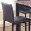 4 chaises à hauteur de comptoir en métal noir avec assise et dossier en similicuir brun foncé