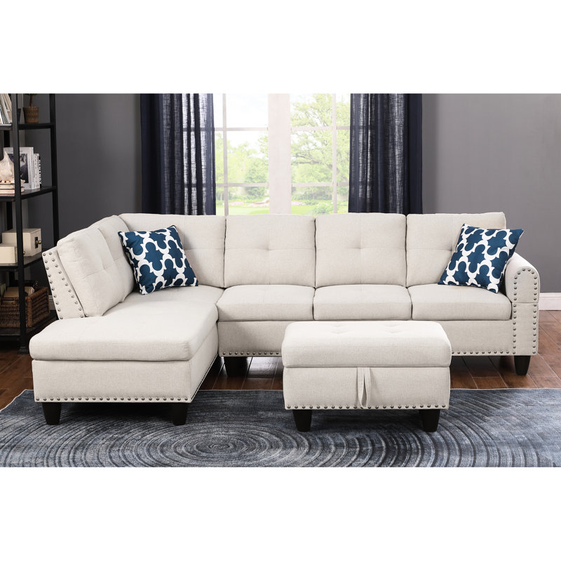 Canapé modulaire beige en L de 3 pièces avec rangement et coussins décoratifs, idéal pour se détendre à la maison, accoudoirs arrondis, touffetage subtil, garniture cloutée, structure en bois massif, ressorts attachés à la main en mousse à huit voies