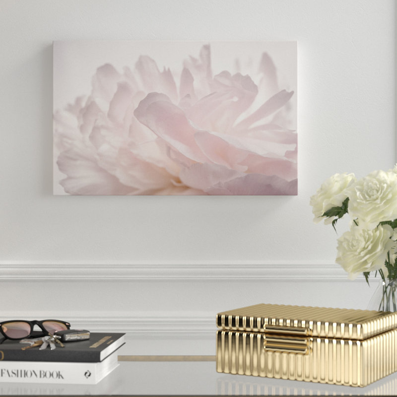 «Pink Peony Petals V» par Cora Niele, reproduction de photo sur toile tendue, H 12 po x l 19 po x P 2 po