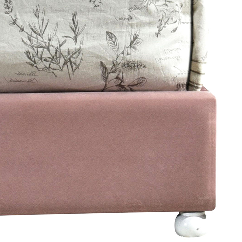 Lit simple tapissier rose avec tête de lit gracieuse et lattes de soutien dans la base capitonnée