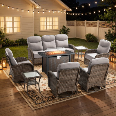 Ensemble de conversation de luxe pour patio 8 pièces en osier avec foyer au propane, table d'appoint, coussins épais de 6 pouces, chaises berçantes pivotantes pour terrasse et cour