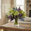 Arrangement floral avec lilas et baies