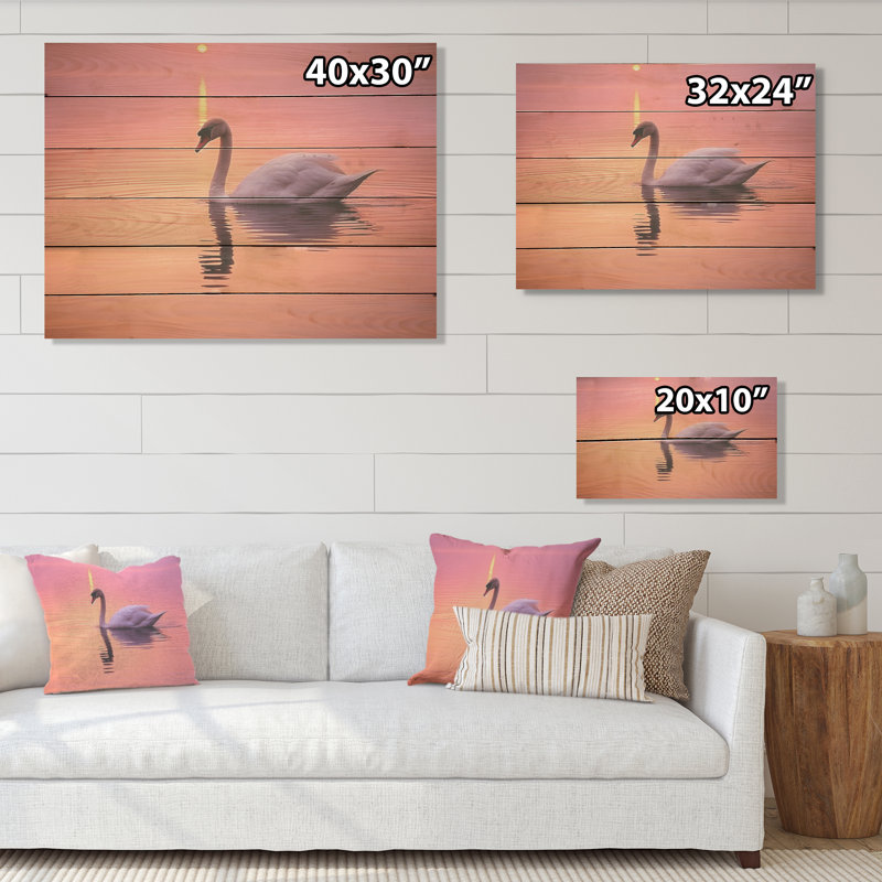 Cygne corail au crépuscule I - cygnes, art sur bois de pin naturel, H 30 po x l 40 po