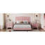Structure de lit double pleine grandeur avec motif de rivets, tête de lit plateforme moderne en velours rose et rivets fascinants,