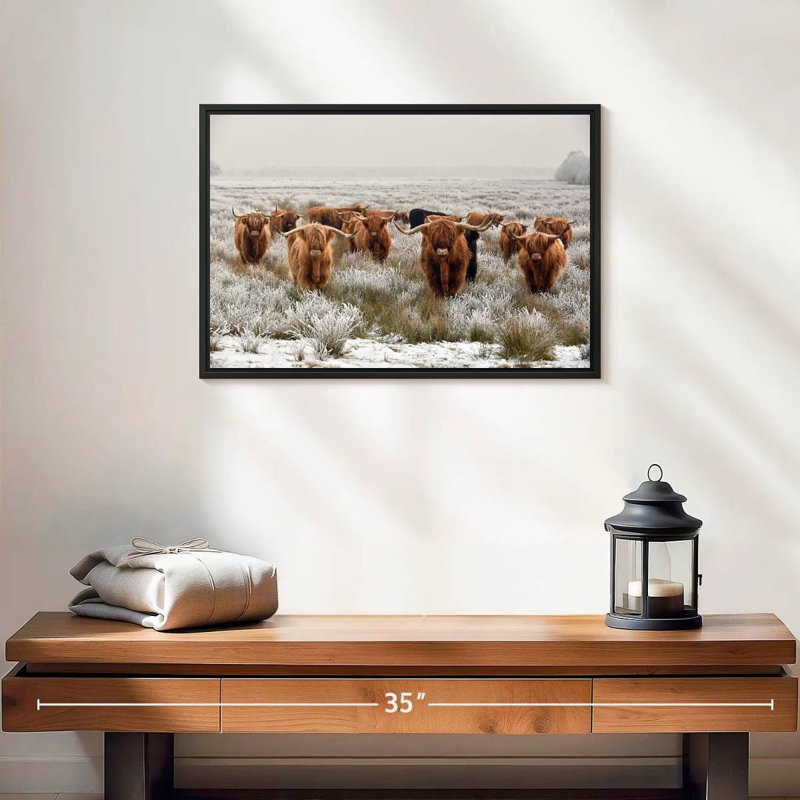Winter Highland Cows, 19 po x 13 po, Cadre flottant noir