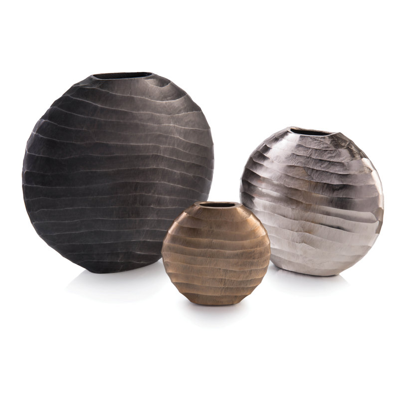 Ensemble de trois vases ciselés
