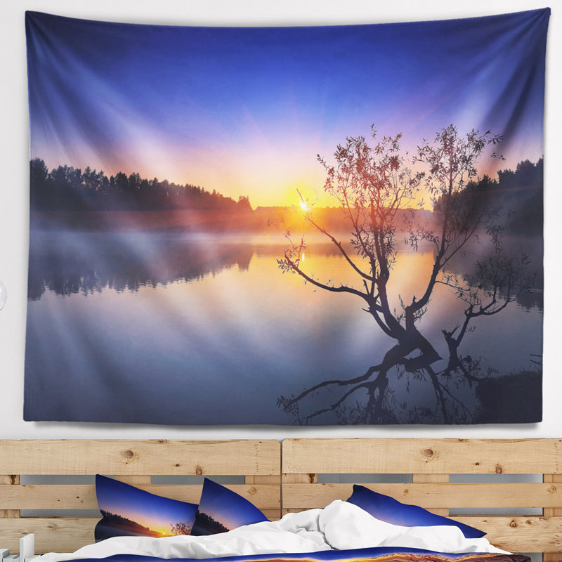 Arbre solitaire Schafer dans un étang en tapisserie bleue, H 32 po x l 39 po