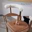 Tabouret de bar bas de 27 po de hauteur Mid-Century, rembourré avec des pieds et un repose-pieds en bois massif