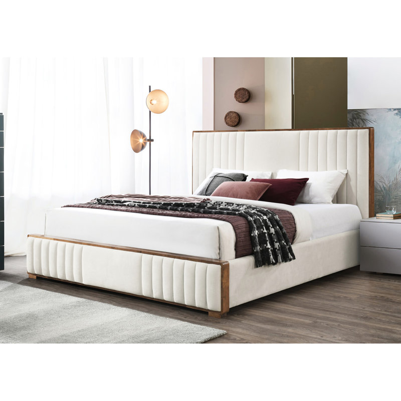 Grand lit en chenille beige avec une tête de lit confortable au fini chaud