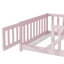 Lit simple en bois d'hévéa rose avec porte et garde-corps, facilite la transition vers la plateforme de la clôture, matériau approprié pour un espace de chambre limité