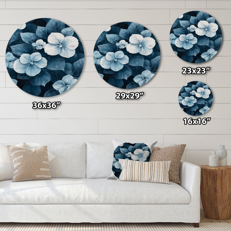 Motif de grappe d'hortensia monochrome I - impression d'art traditionnel bleu en métal, H 16 po x l 16 po