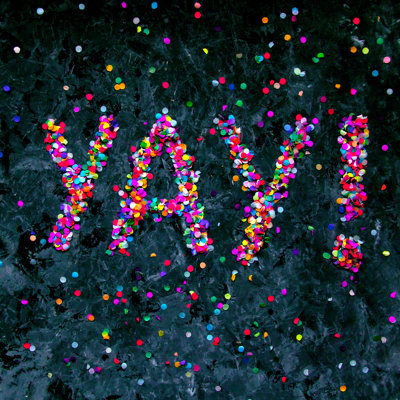 Interjection «Yay!» Fait de confettis colorés sur fond noir texturé sur toile par Yolya