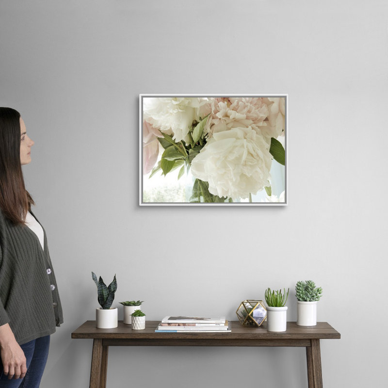 Reproduction de photo sur toile, "vintage bouquet" par Judy Stalus, H 20 po x l 26 po x P 1,75 po, Cadre blanc
