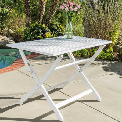 La table pliante de 43,5 po est parfaite pour les repas en plein air et résiste aux intempéries