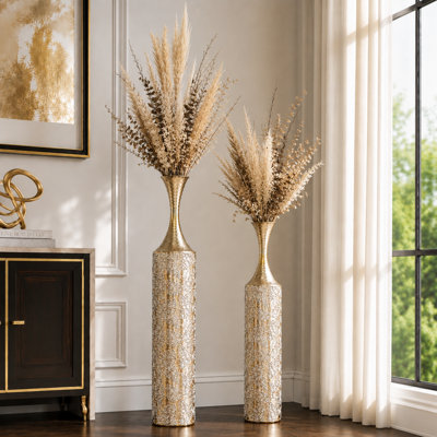 Ensemble de 2 vases floraux en métal doré avec un motif sculptural haut pour une décoration intérieure élégante, 14,7 x 14,7 x 106,5 cm et 14,7 x 14,7 x 95,5 cm