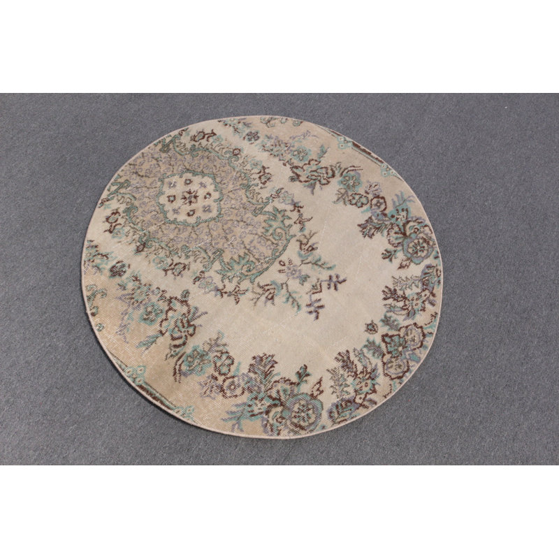 Petit tapis turc de style rétro parfait pour ajouter de la chaleur à votre salon ou à votre chambre à coucher