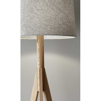Lampe sur pied en bois naturel avec base à trépied et abat-jour tambour fuselé gris