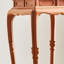Table élégante en bois massif avec pieds courbés et sculptés