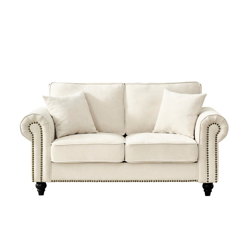 Chenille moderne de 63 pouces à 2 places avec accoudoirs roulés, pieds en bois et garniture cloutée en beige pour les espaces de vie principaux, mousse rembourrée à haute densité, matériau doux semblable au velours, structure solide, accoudoir incurvé