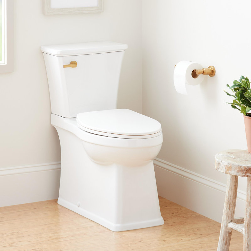 Toilette allongée deux pièces à jupe Benbrook 1,28 GPF, Blanc/or brossé