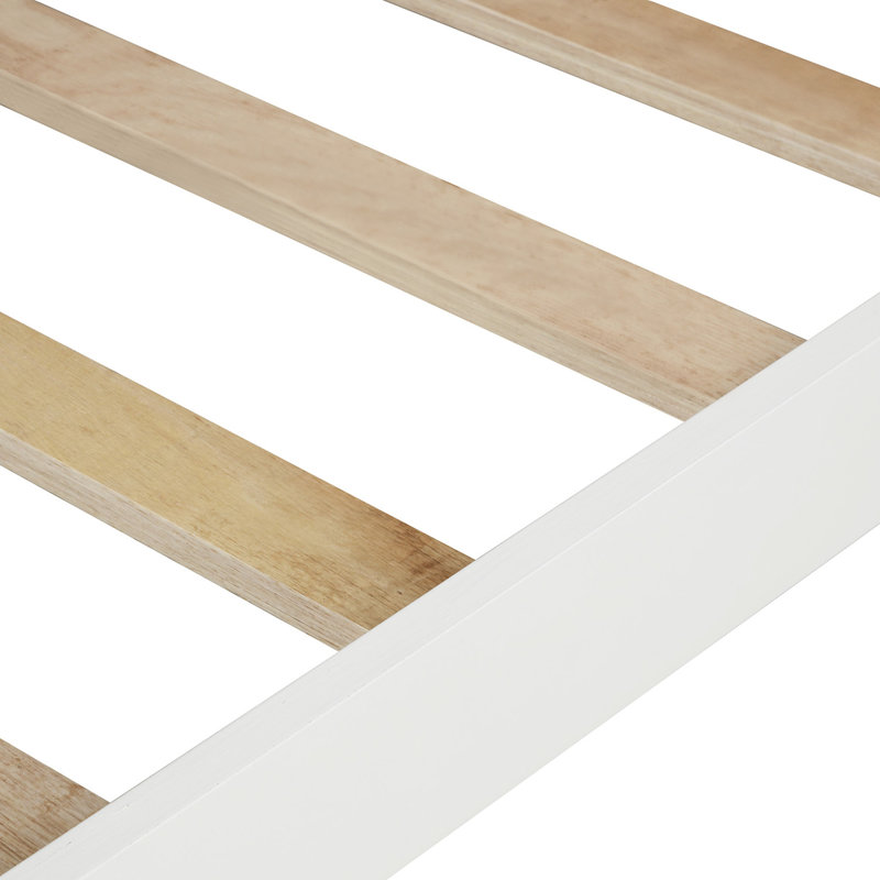 Élégant lit plateforme avec support en lattes de bois et tête de lit, parfait pour les chambres modernes et classiques.