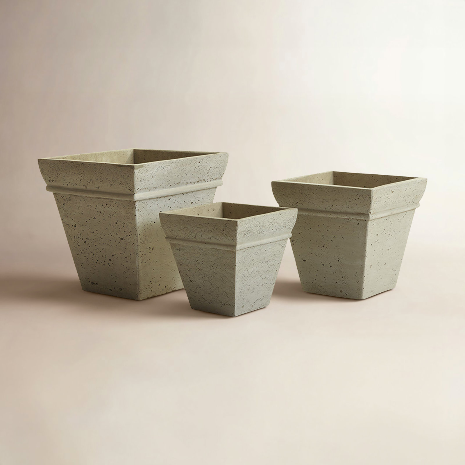 15" Pot Planter, 14.75" H x 14.75" W x 14.75" D