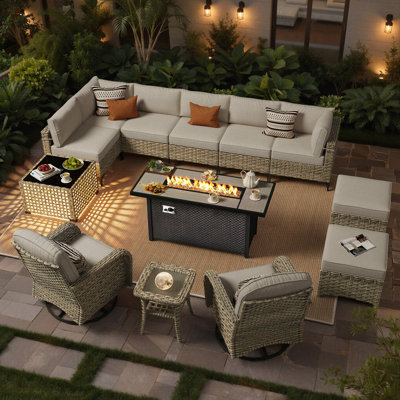 Ensemble de conversation de patio en osier 13 pièces avec foyer au propane de 54 pouces, canapé modulaire modulaire, chaises berçantes pivotantes et repose-pieds pour les réceptions à l'extérieur