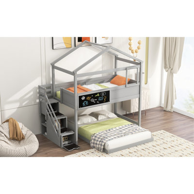 Lit simple superposé au-dessus d'un lit double gris avec espace de rangement pratique et tableau noir