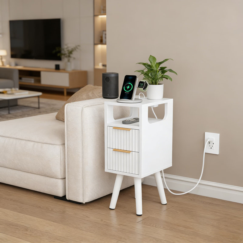 Table de chevet mince avec station de charge, table d'appoint étroite avec 2 tiroirs et tablette ouverte, conception cannelée avec pieds en bois massif pour les petits espaces, chambre à coucher, salon