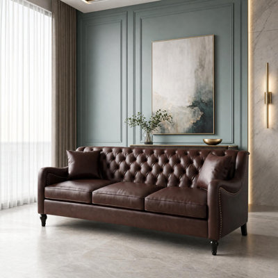 Sofa en similicuir capitonné en losanges avec accoudoirs incurvés et pieds en bouleau