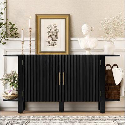Buffet/meuble console moderne en pin noir, style milieu du siècle, avec étagère extensible incurvée à deux niveaux et texture ondulée verticale, poignées en métal, meuble de rangement pour cuisine et salle à manger.