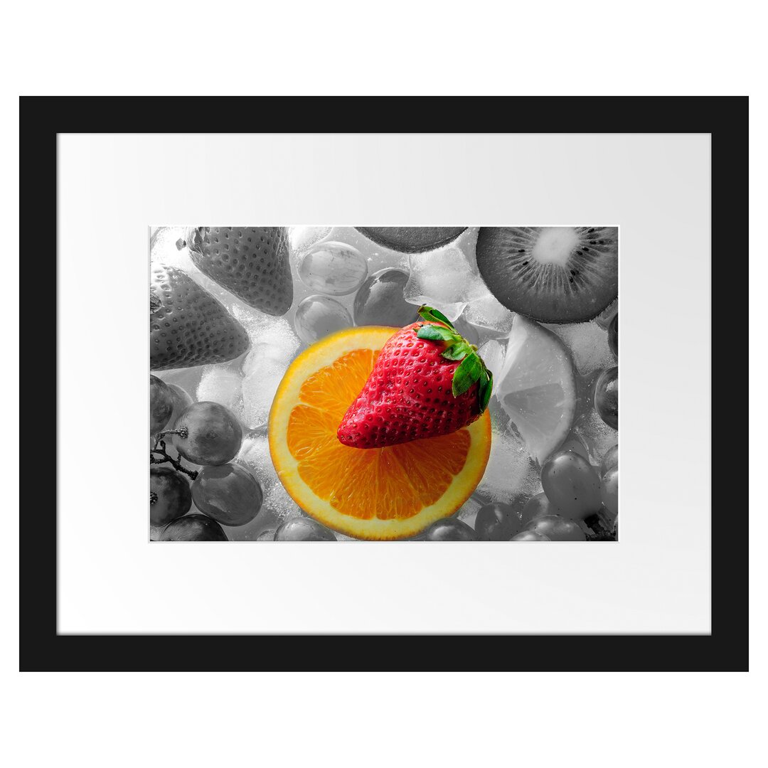 Gerahmtes Poster Leckere Orange mit Erdbeere