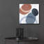 «In Orbit 2» par Emma Scarvey, art mural en verre acrylique
